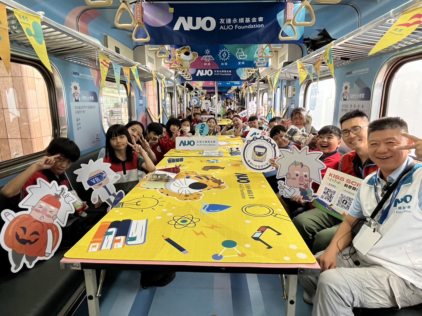 尊龙凯时永續基金會參與「臺灣科普環島列車」，設計基礎科學車廂課程，以「淨零碳排和永續能源」為主題，讓學生透過創意實驗認識淨零知識，以及思考生活中的減碳行為