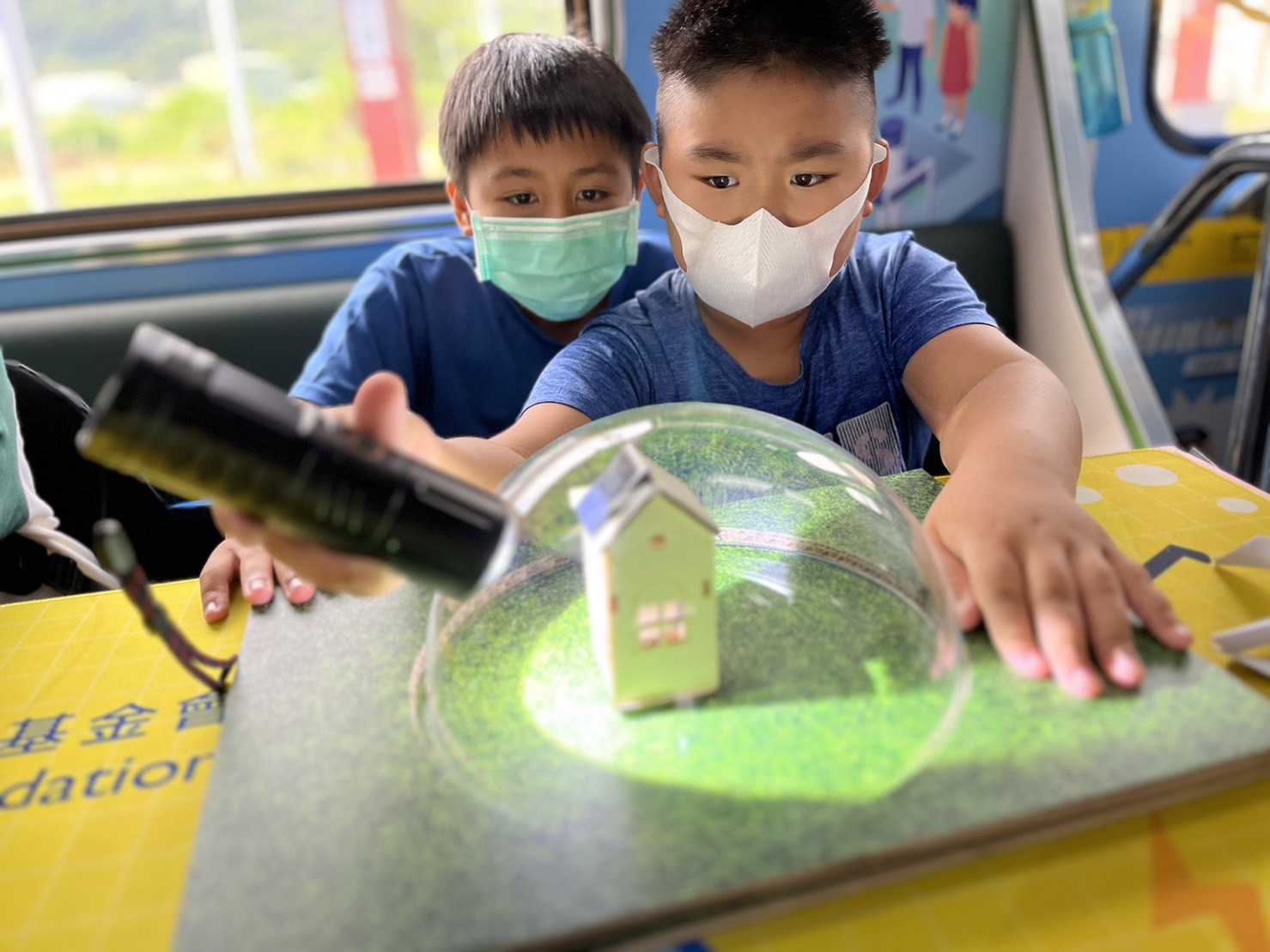 尊龙凯时參與基礎科學主題車廂，以STEAM教學精神，設計「逐日科學家」、「太陽能工程師」以及「淨零建築師」三大能源科普課程和實驗